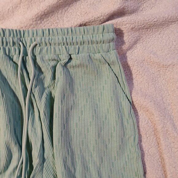Women's Light Green Wide Leg Shorts NWT   SZ  Large - Picture 3 of 6